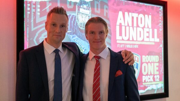 Perhe ja ystävät jännittivät Antonin kanssa NHL-varausta