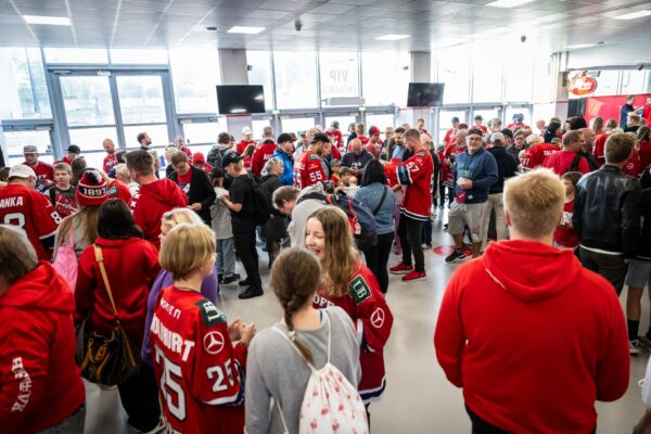 HIFK toi ihmiset yhteen – maanantai-illan pelaajatapaamisessa lähes tuhat vierailijaa