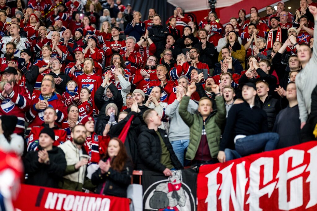Toinen puoli huutakaa meille! 