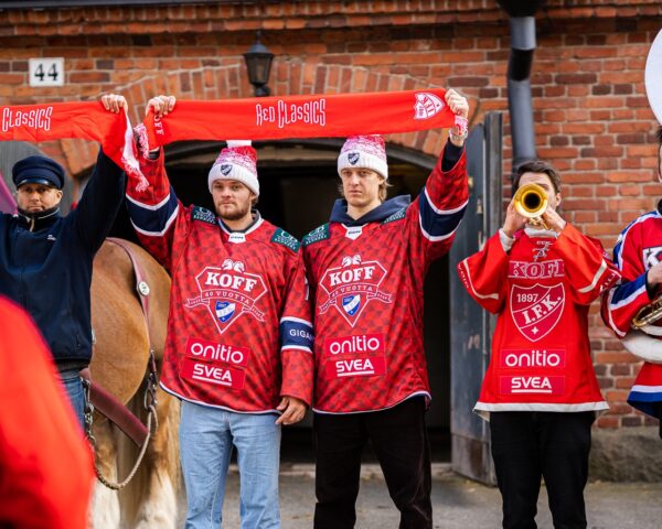 Red Classics -kaulahuivi jokaiselle katsojalle!