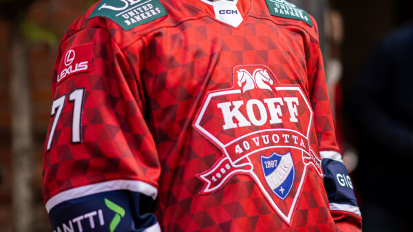 Huuda Red Classics Game Worn -pelipaita hyvän asian puolesta!